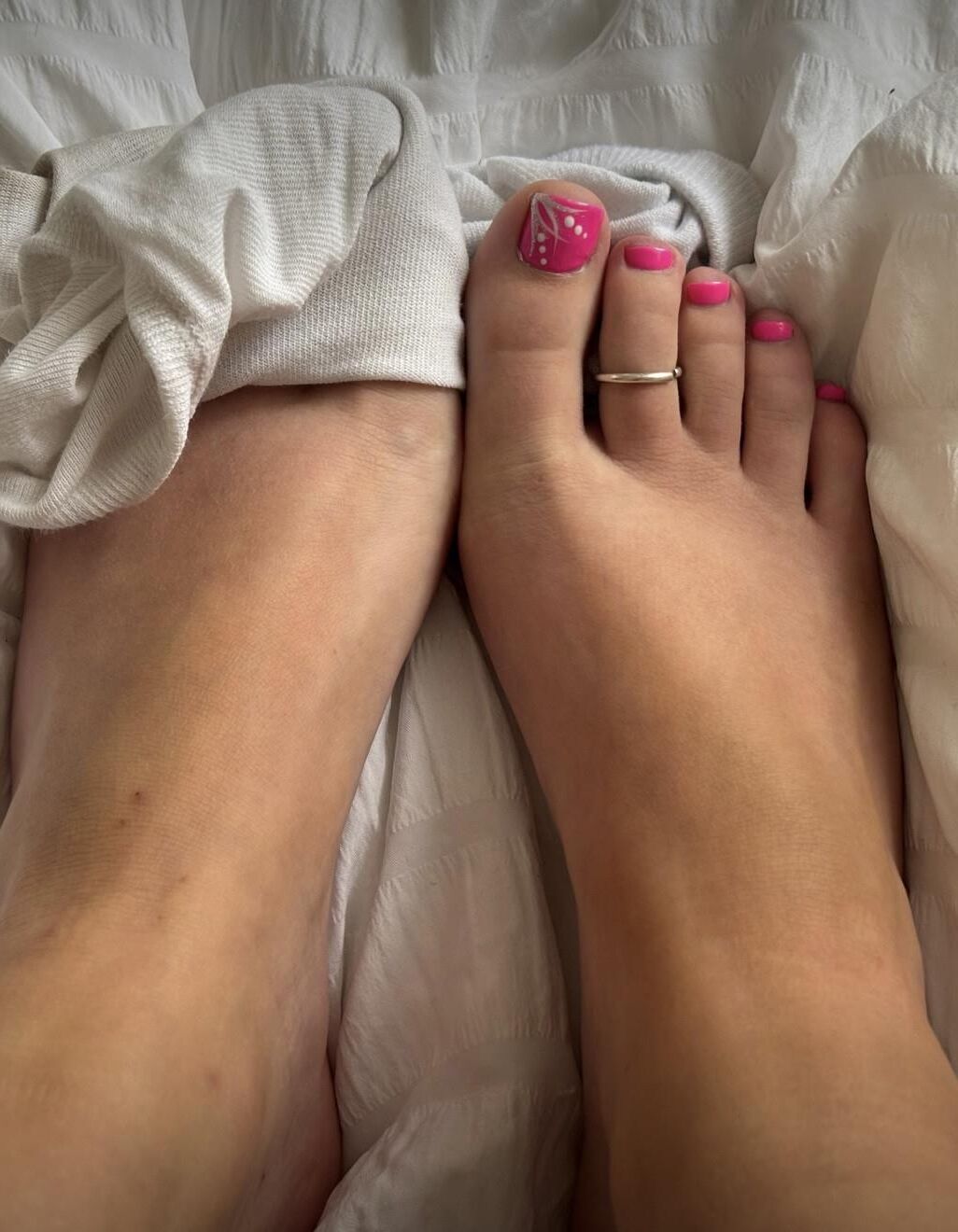 灰は白い靴下を取り除き、彼女のセクシーなピンクのつま先と裏を見せます