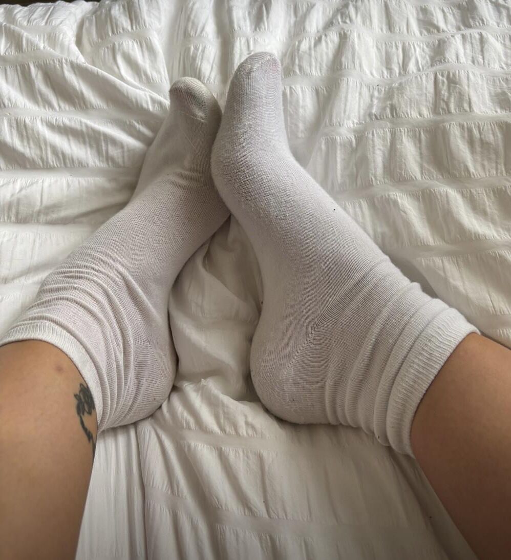 灰は白い靴下を取り除き、彼女のセクシーなピンクのつま先と裏を見せます