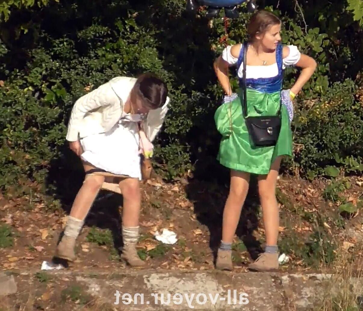 Las chicas alemanas borrachas orinar en los arbustos Oktoberfest Voyeur