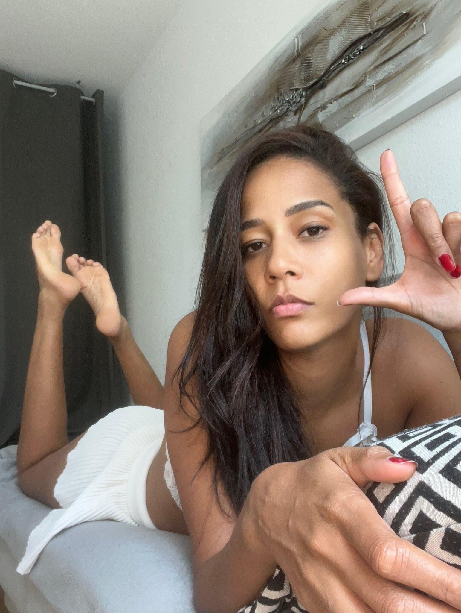 Modelo brasileño de Mia L con suelas gigantes