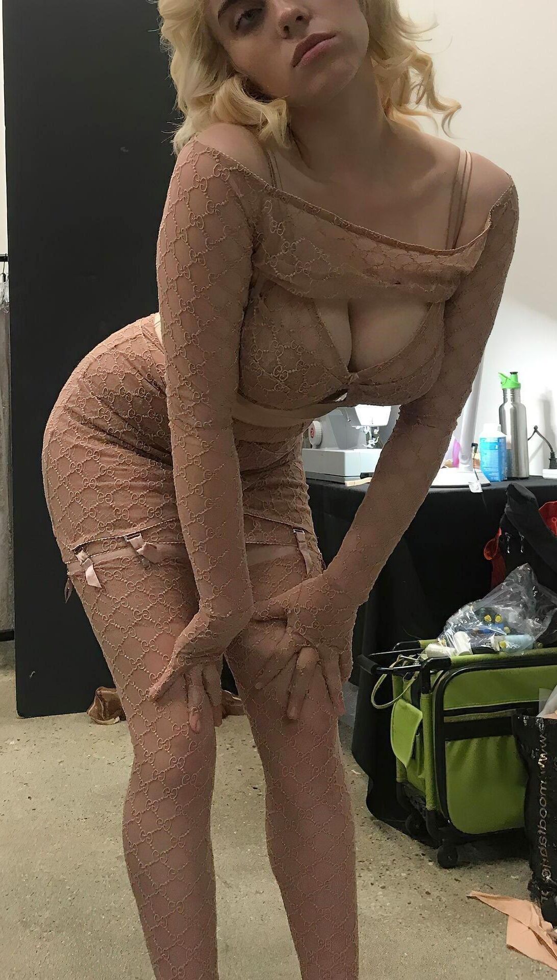 Tit Slut Billie Eilish、Fat Uddersは精液を懇願します