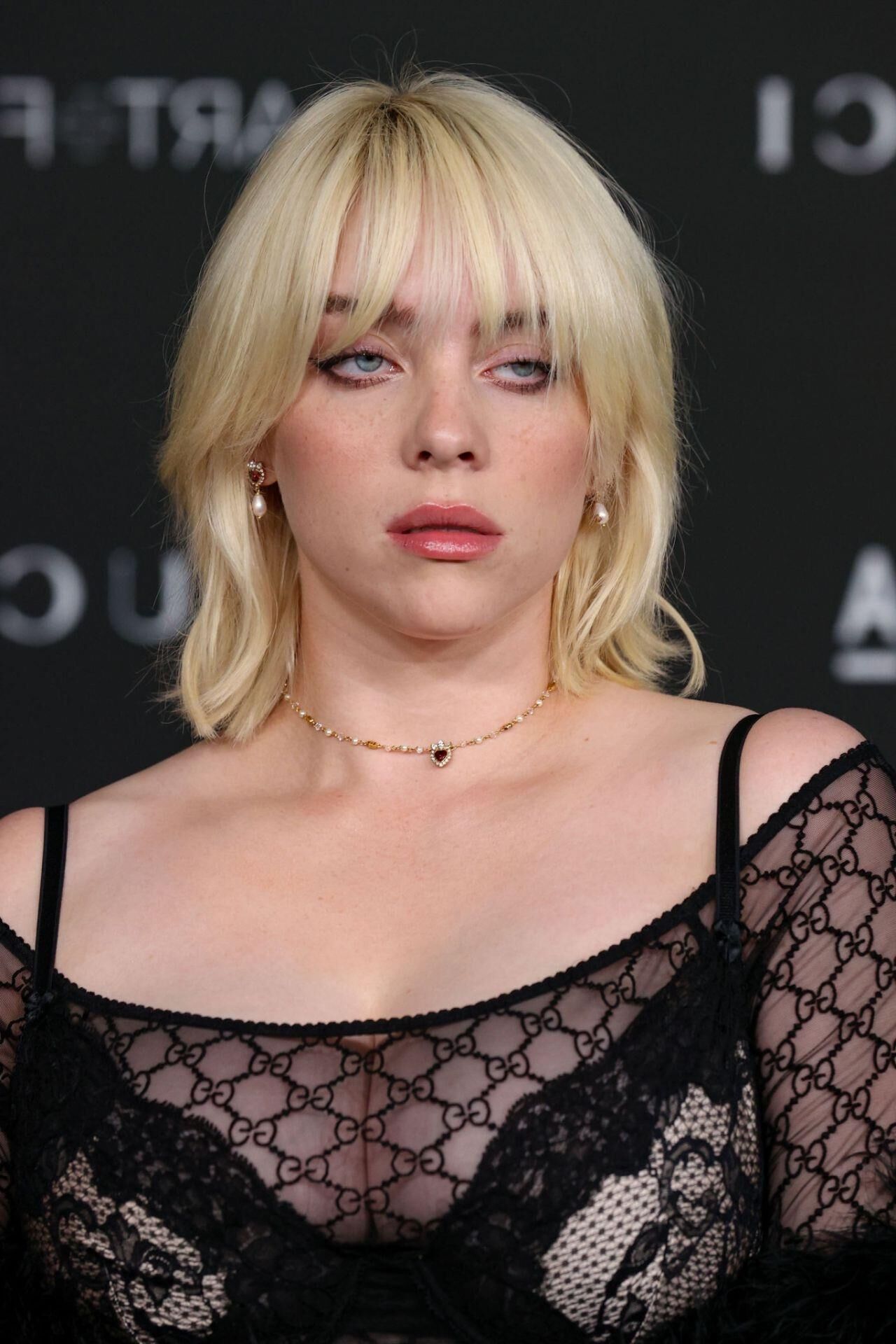 Tit Slut Billie Eilish、Fat Uddersは精液を懇願します