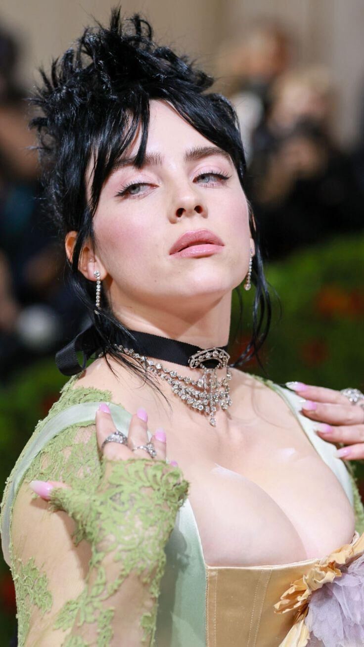 Tit Slut Billie Eilish、Fat Uddersは精液を懇願します