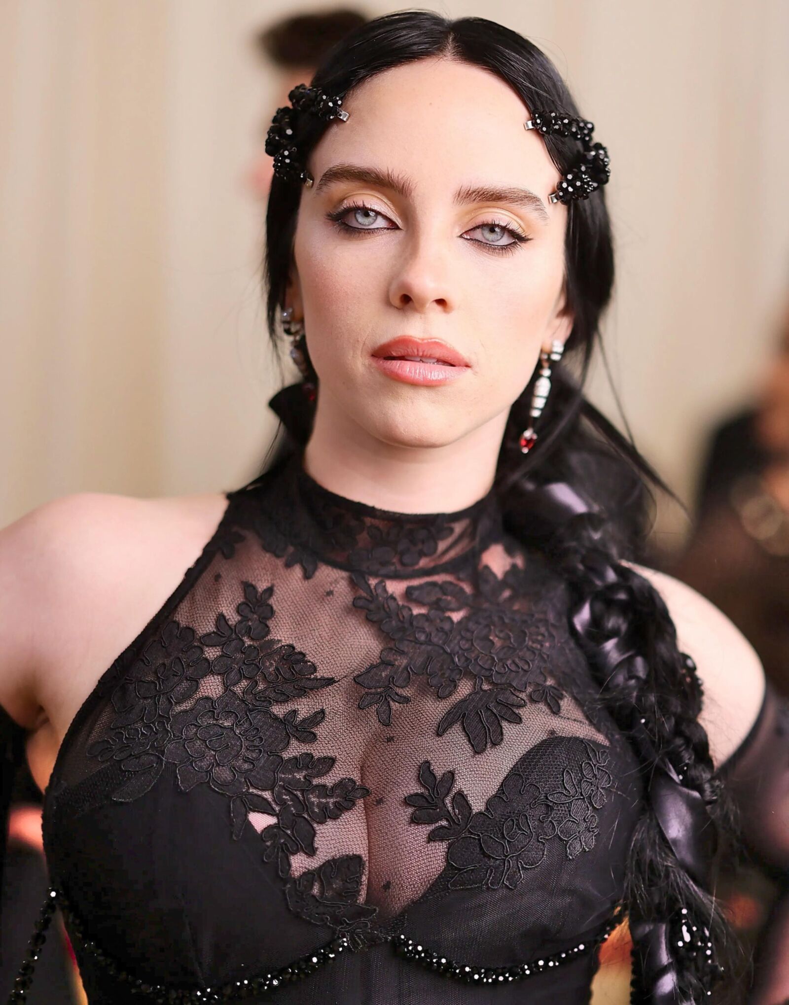 Tit Slut Billie Eilish、Fat Uddersは精液を懇願します