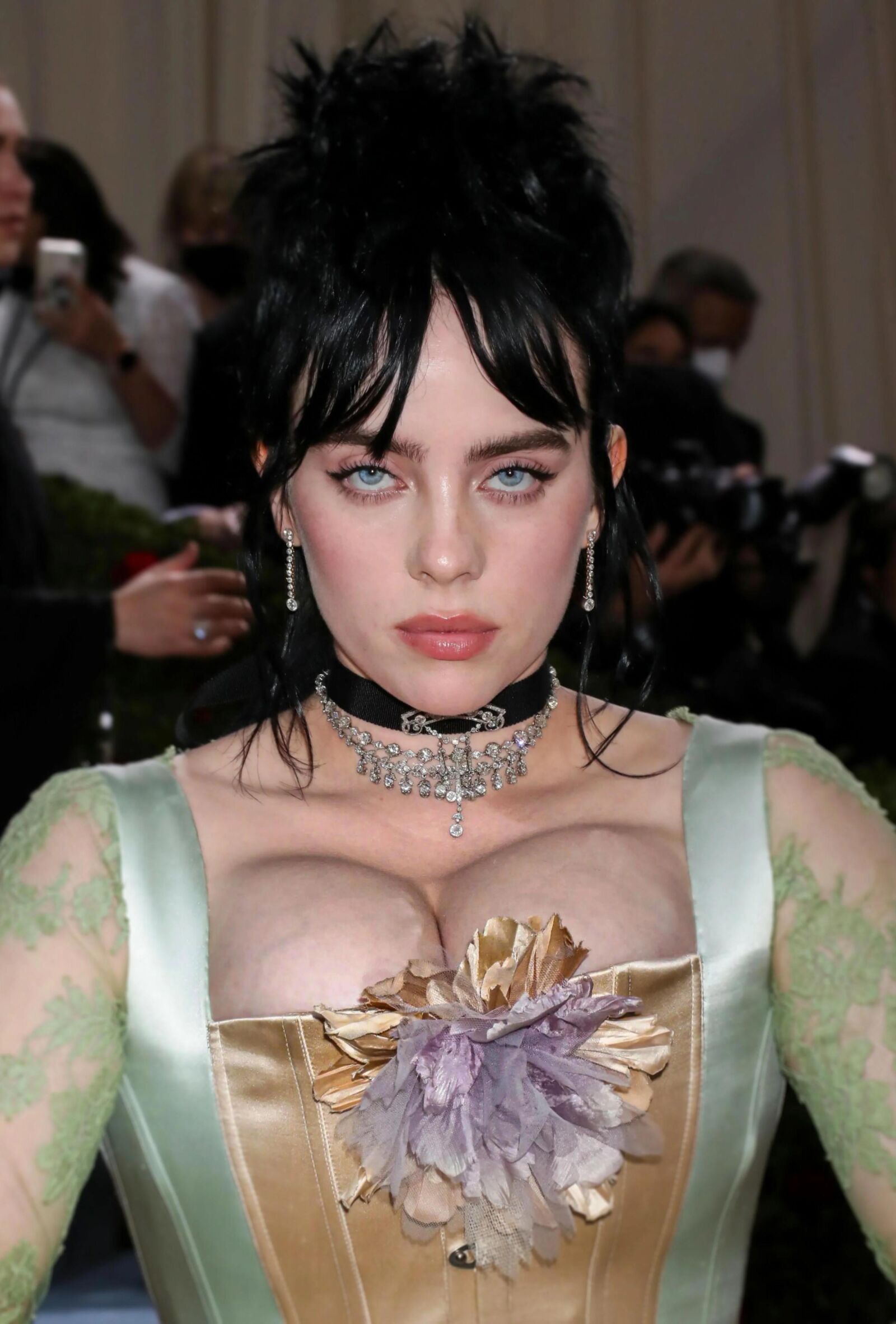 Tit Slut Billie Eilish、Fat Uddersは精液を懇願します