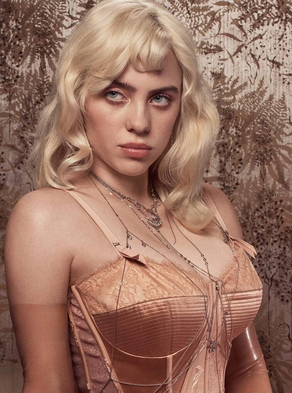 Tit Slut Billie Eilish、Fat Uddersは精液を懇願します