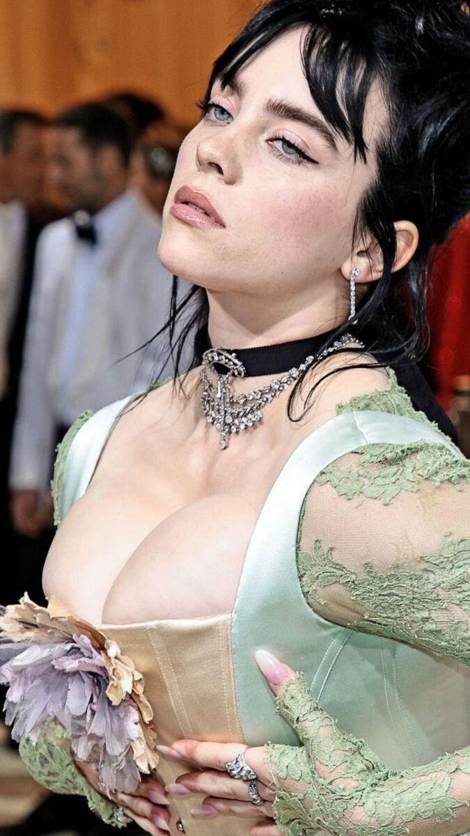 Tit Slut Billie Eilish、Fat Uddersは精液を懇願します