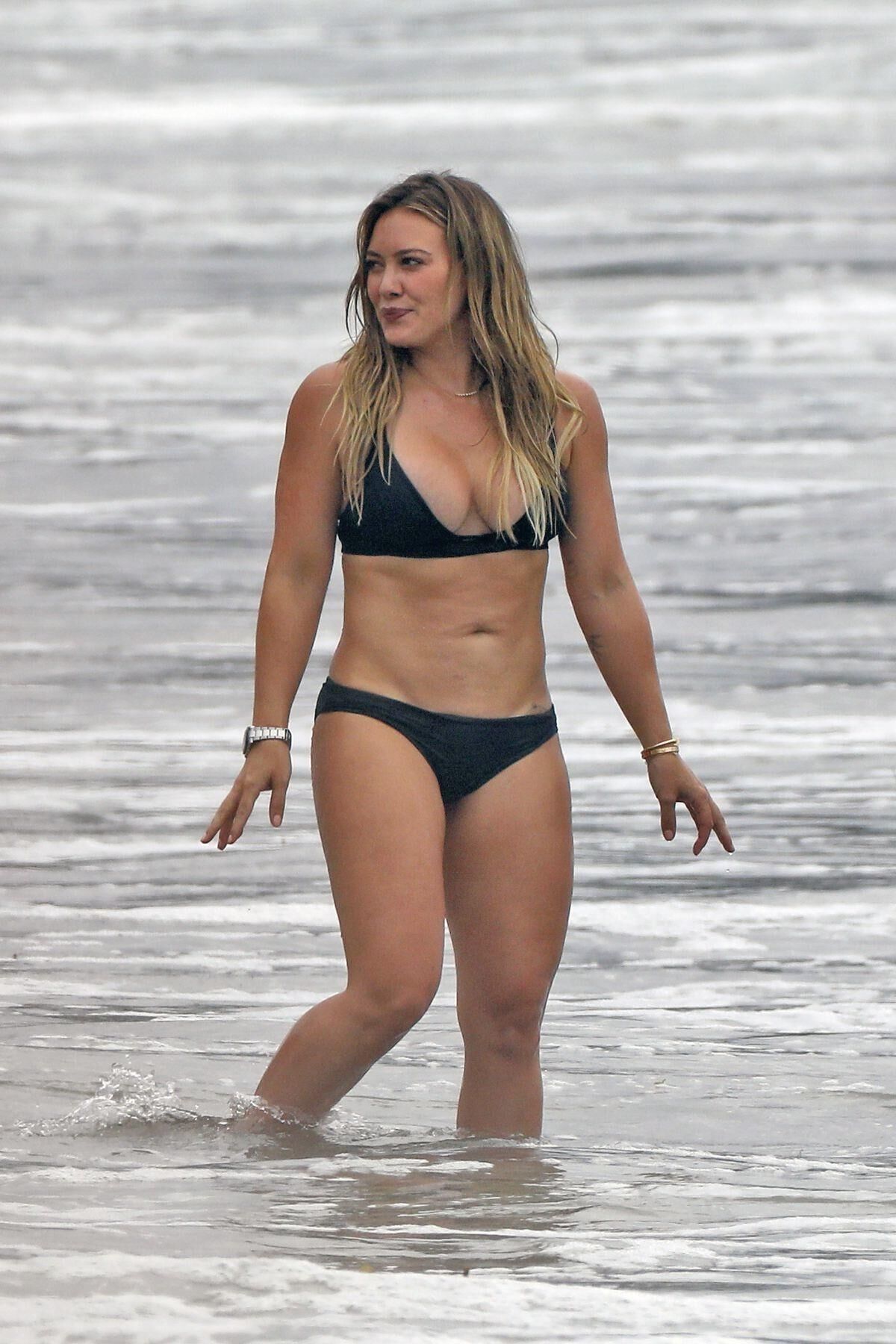 Hilary Duff sexy fuckable legs