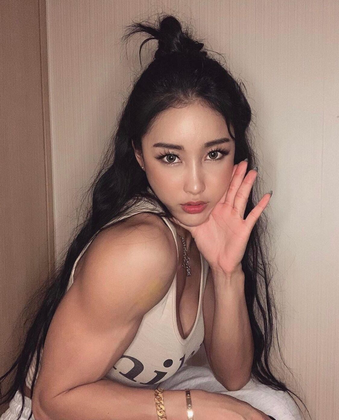 ランダムな筋肉の女の子