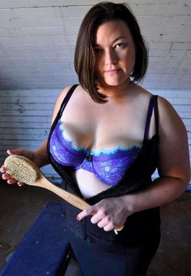Mistresa de femdom con cepillo de pelo