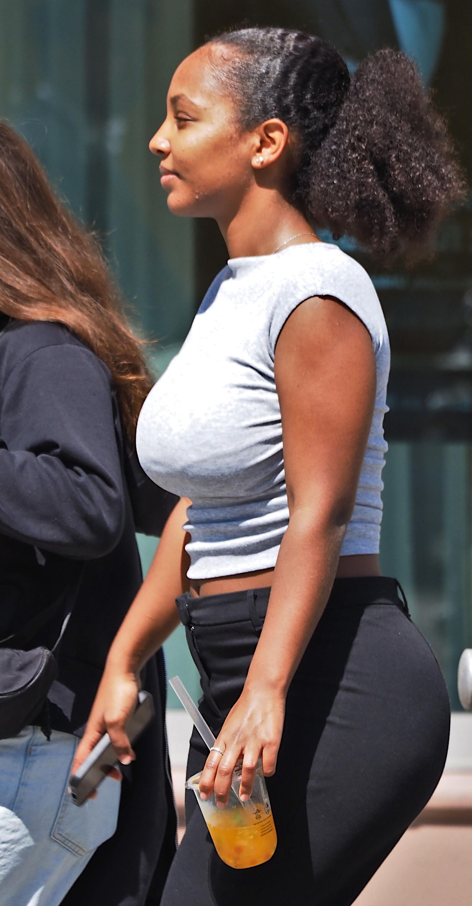 シーズンストリートの女、巨乳の率直な10代の若者、熟女