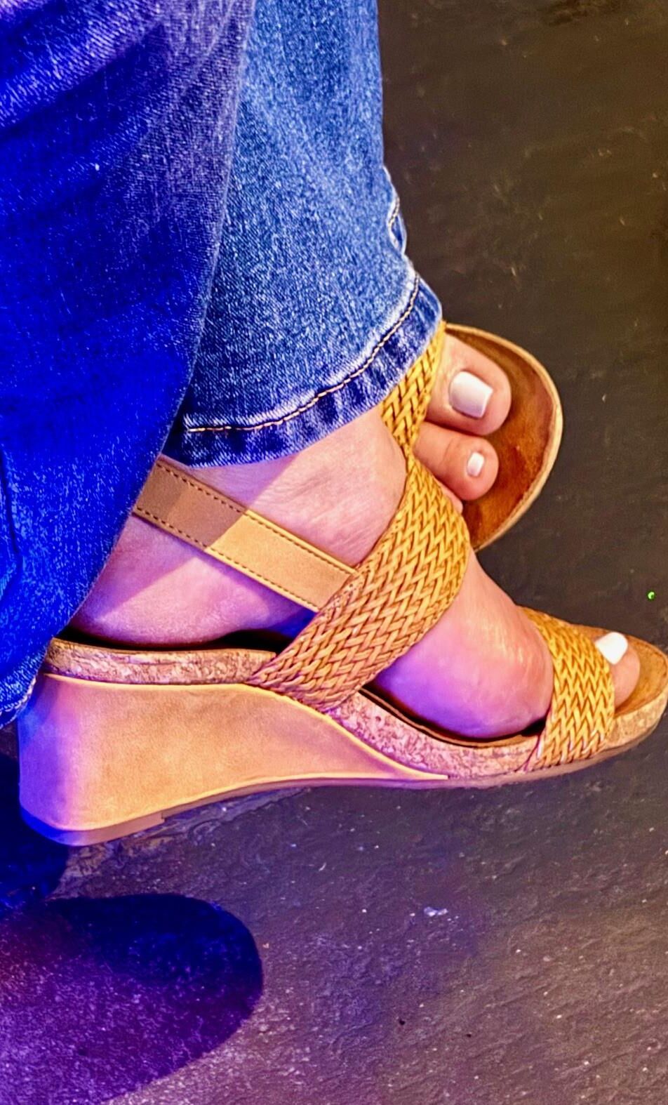 Sra. Renee Yr Old Milf Sexy Feet expuesto en zapatos abiertos