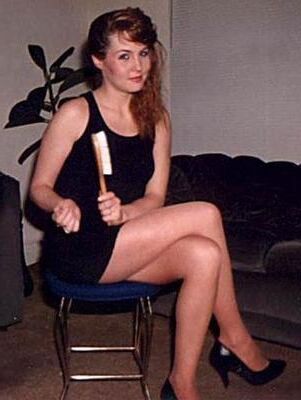 Mistresa de femdom con cepillo de pelo