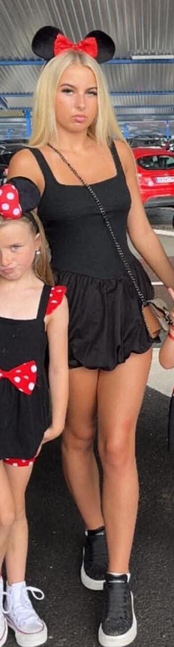 Mi ex hija de GF Abbie, una adolescente de Schoolie, está listo