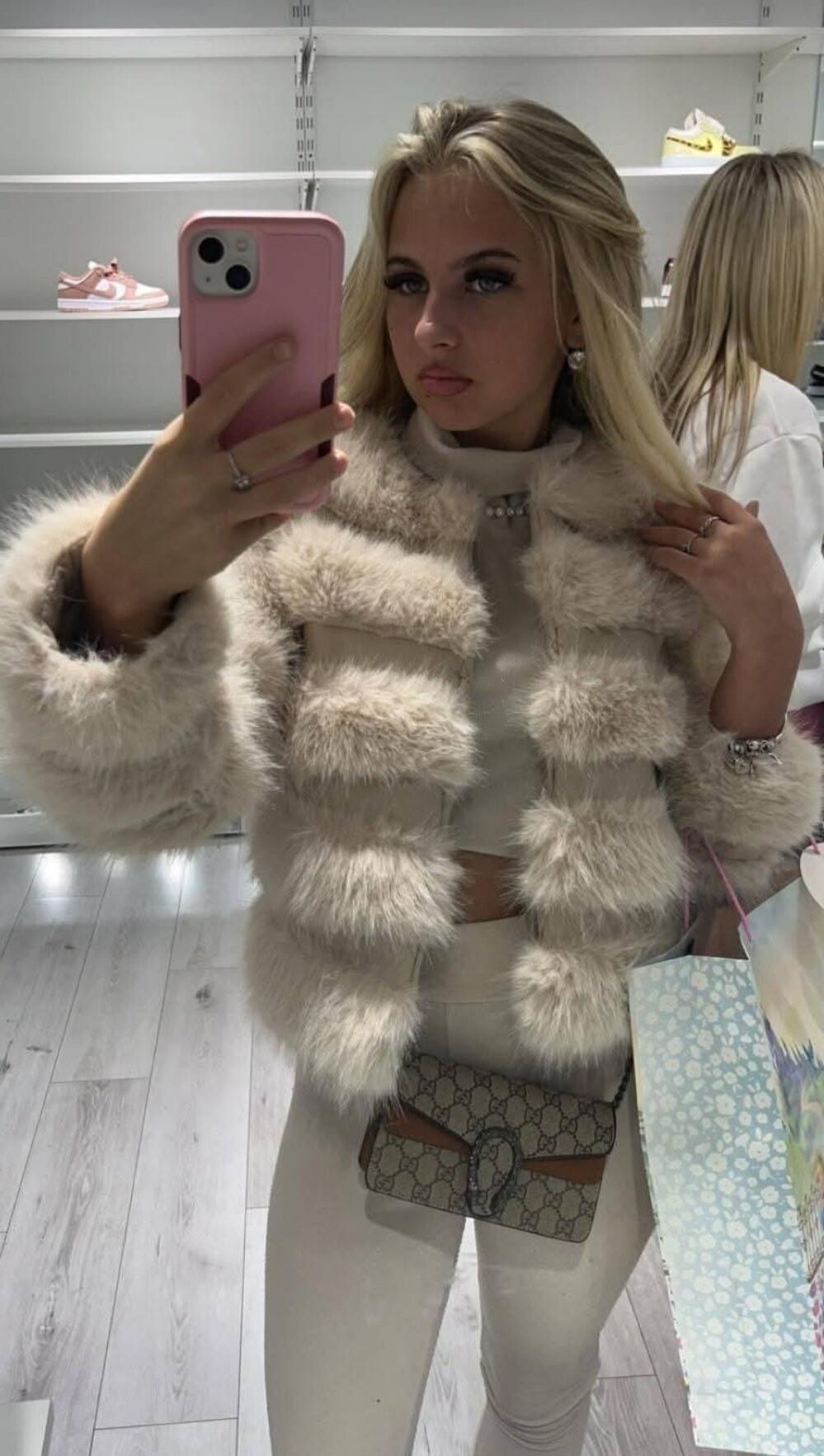 Mi ex hija de GF Abbie, una adolescente de Schoolie, está listo