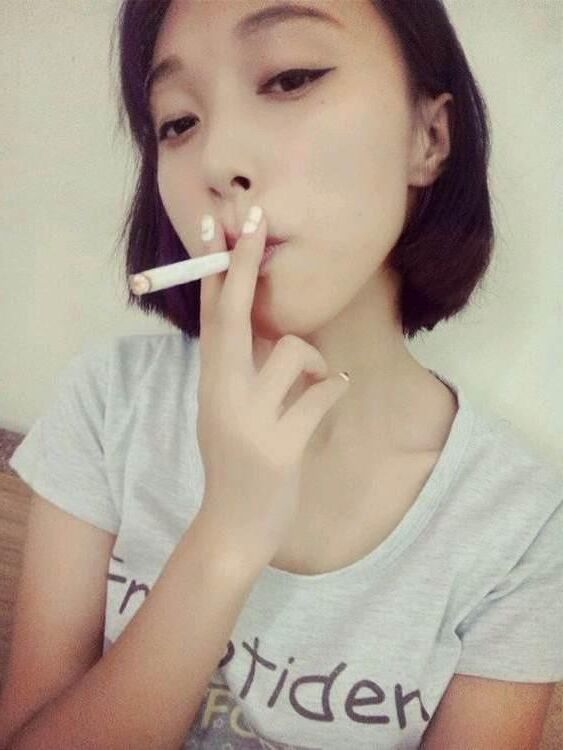 彼女は喫煙者