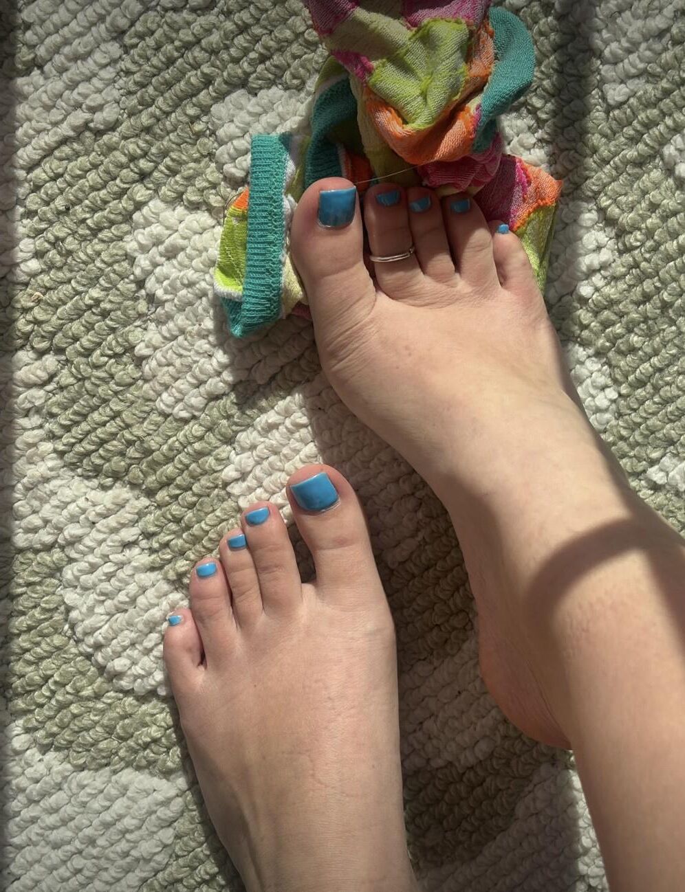 Ash removing socks to show her blue toes and hot soles