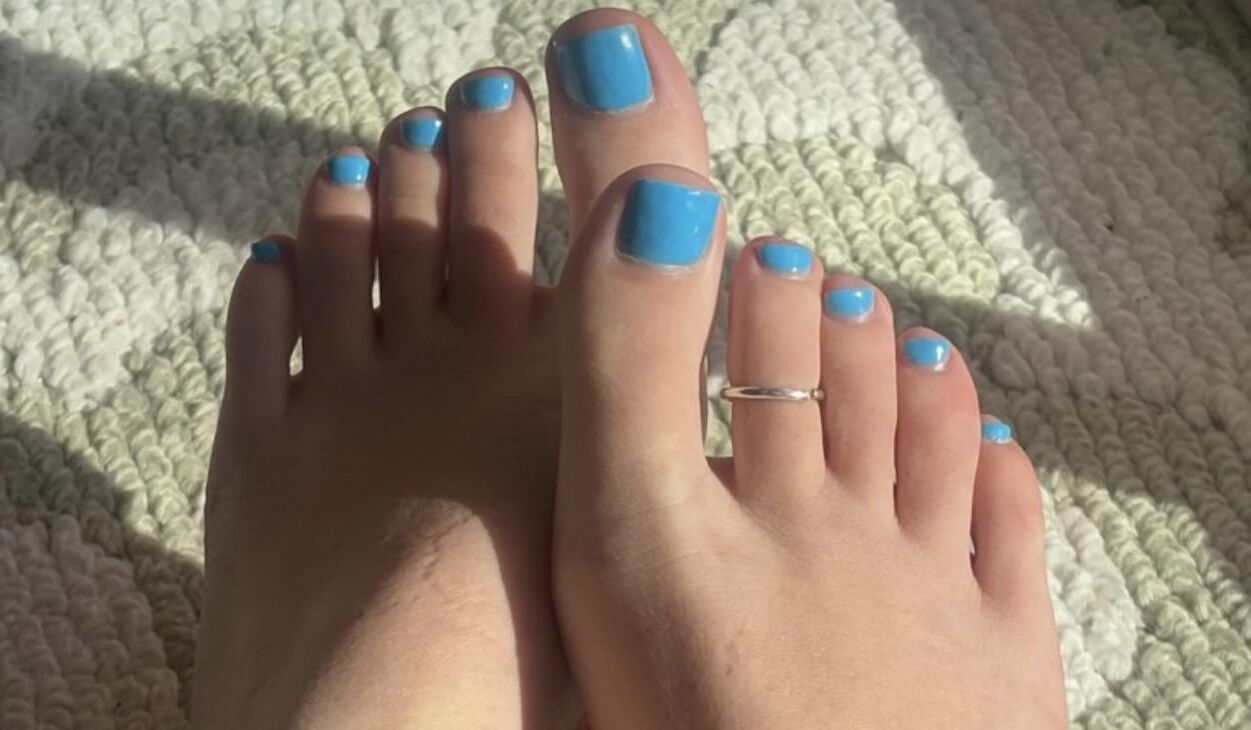 Ash removing socks to show her blue toes and hot soles