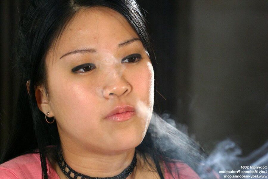 彼女は喫煙者