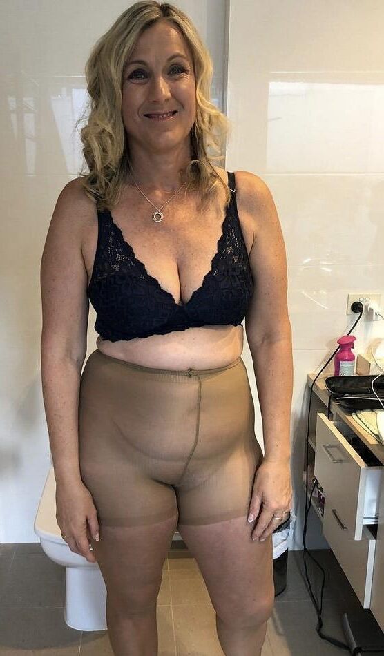 Milf Cindy con pantimedias