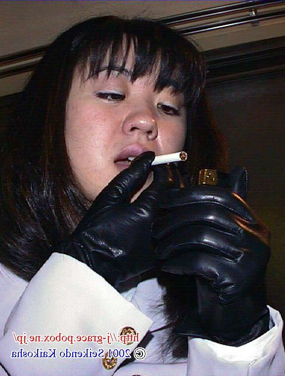 彼女は喫煙者