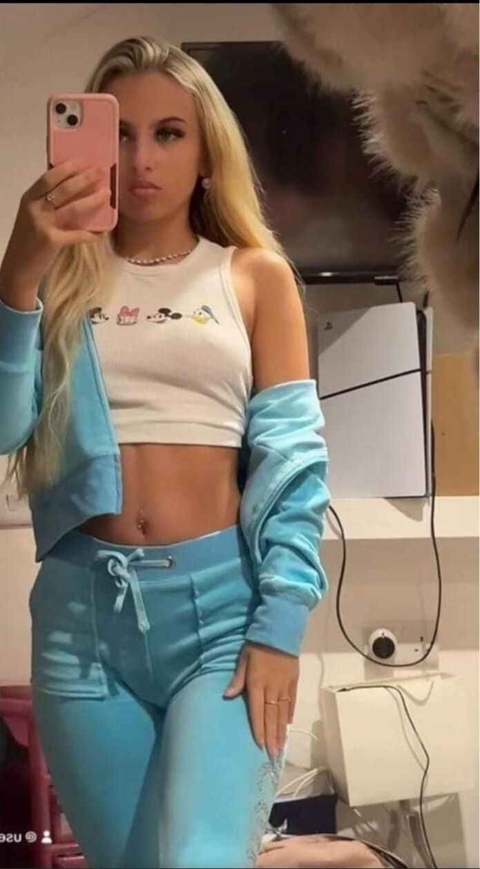 Mi ex hija de GF Abbie, una adolescente de Schoolie, está listo
