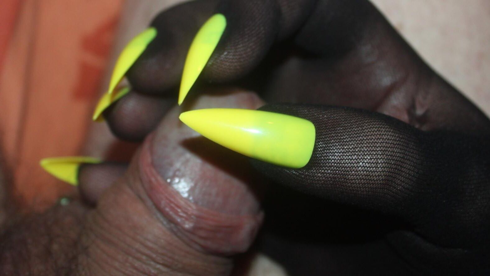 Guantes con clavos de amarillos: