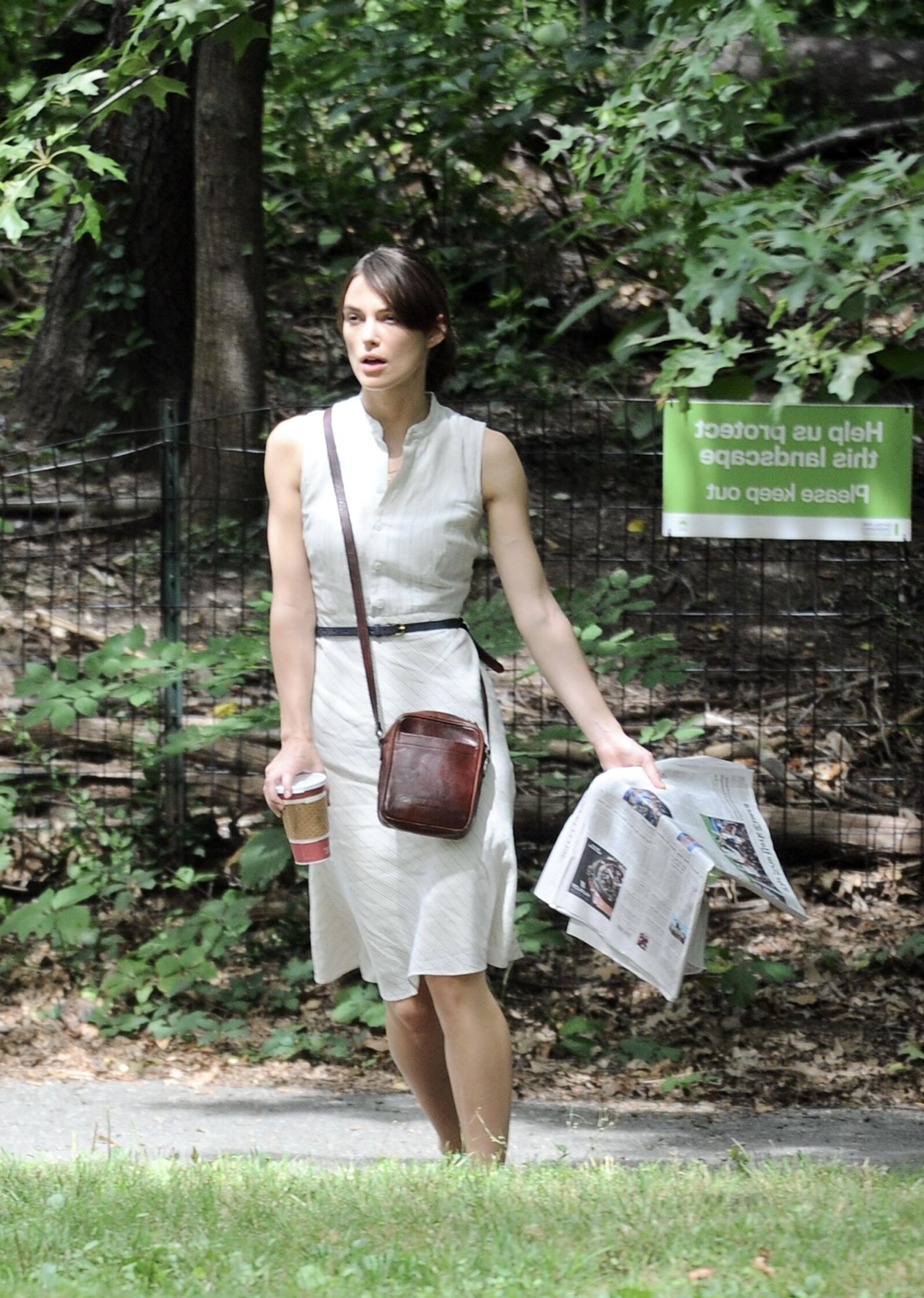 キエラと公園の彼女の新聞
