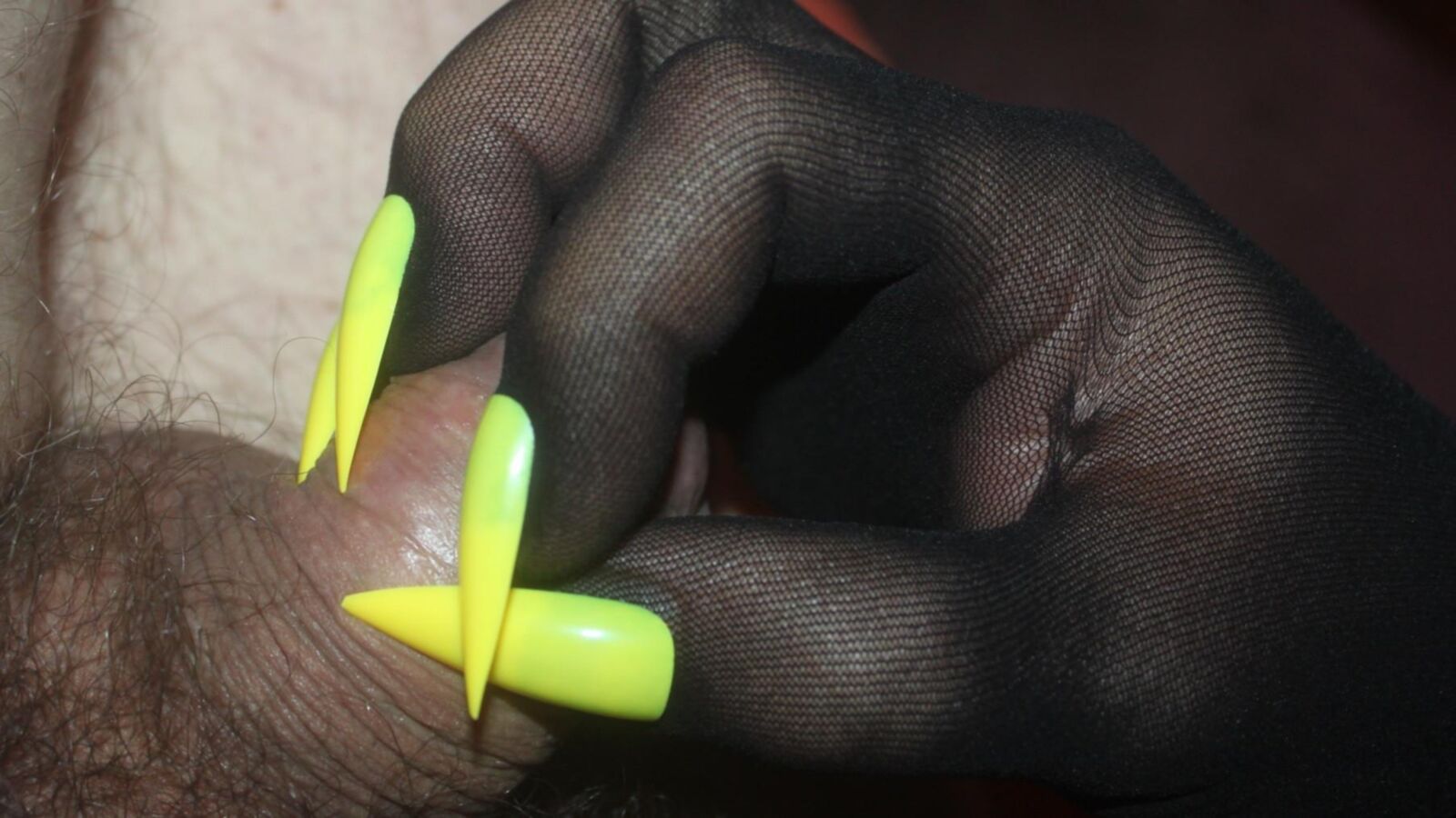 Guantes con clavos de amarillos: