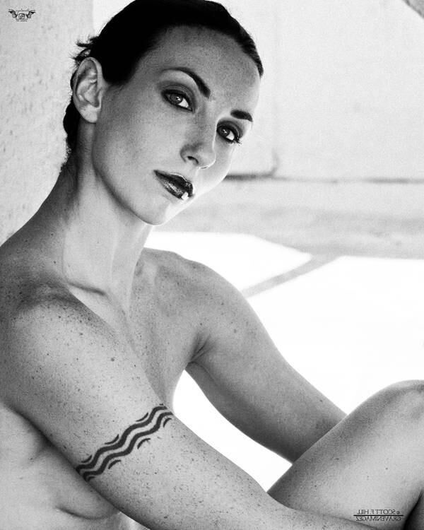 Wenona mostrando su cuerpo de ajuste desnudo, edición en blanco y negro