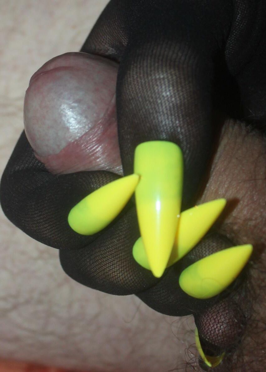 Guantes con clavos de amarillos