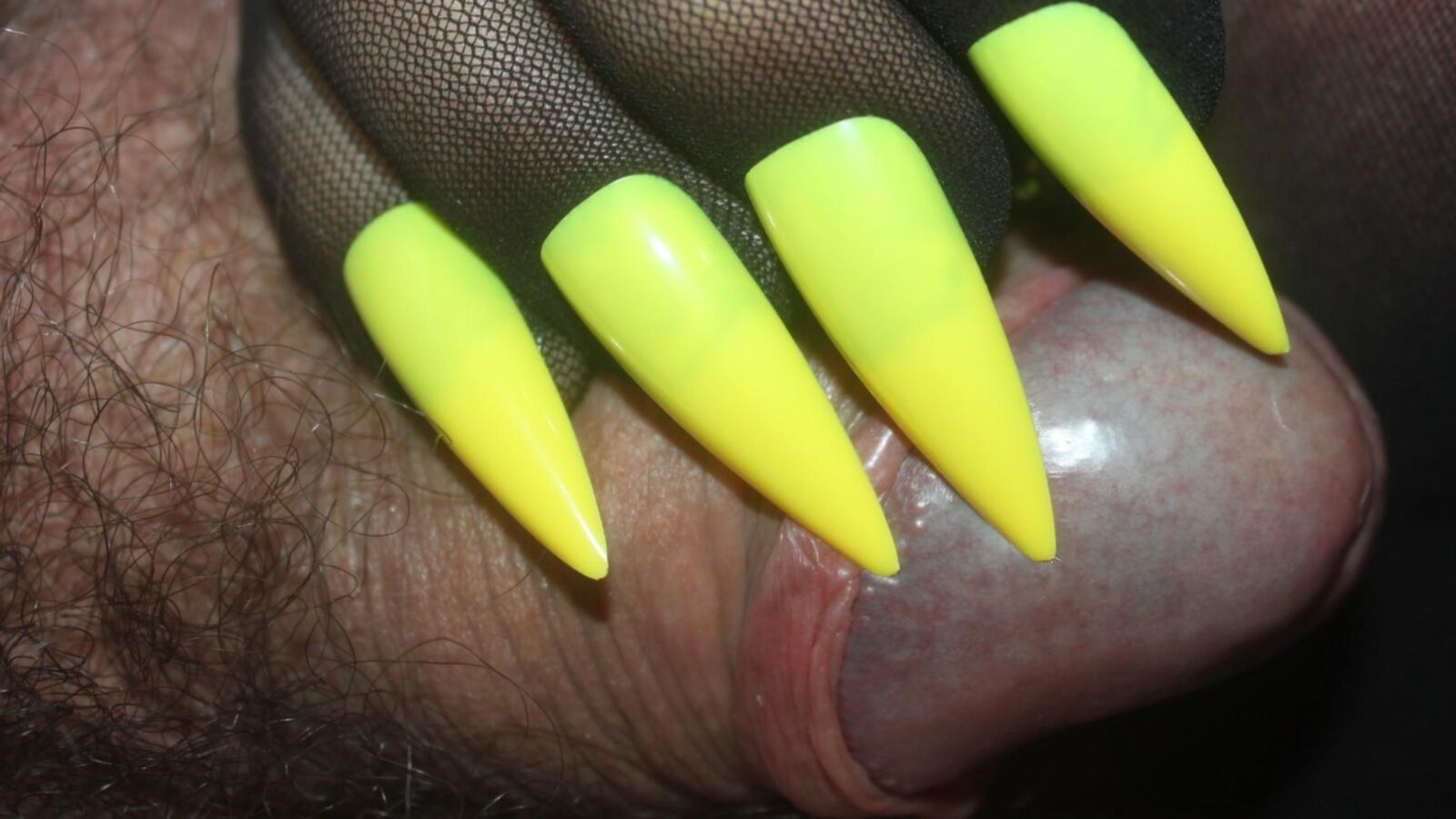 Guantes con clavos de amarillos: