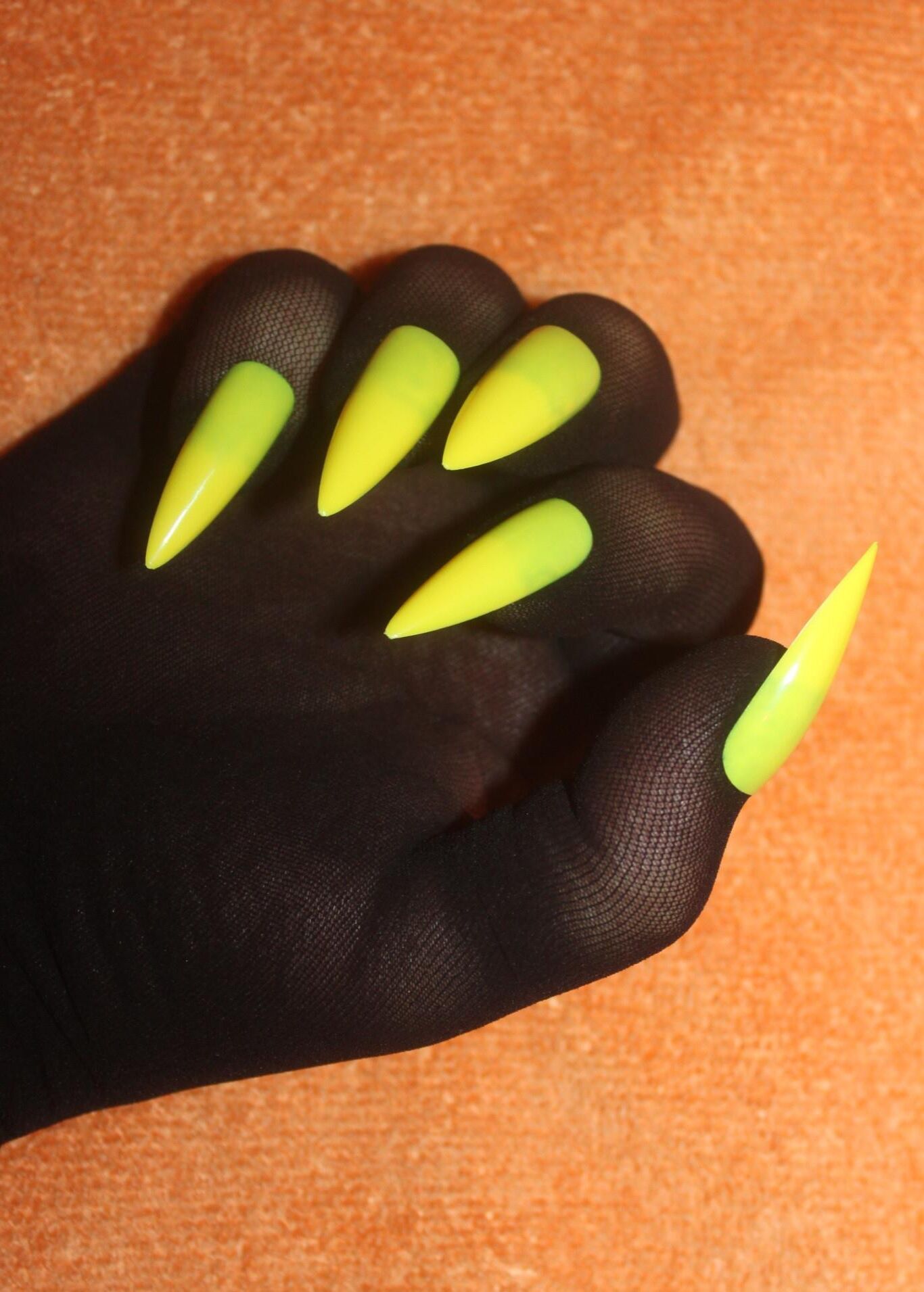 Guantes con clavos de amarillos