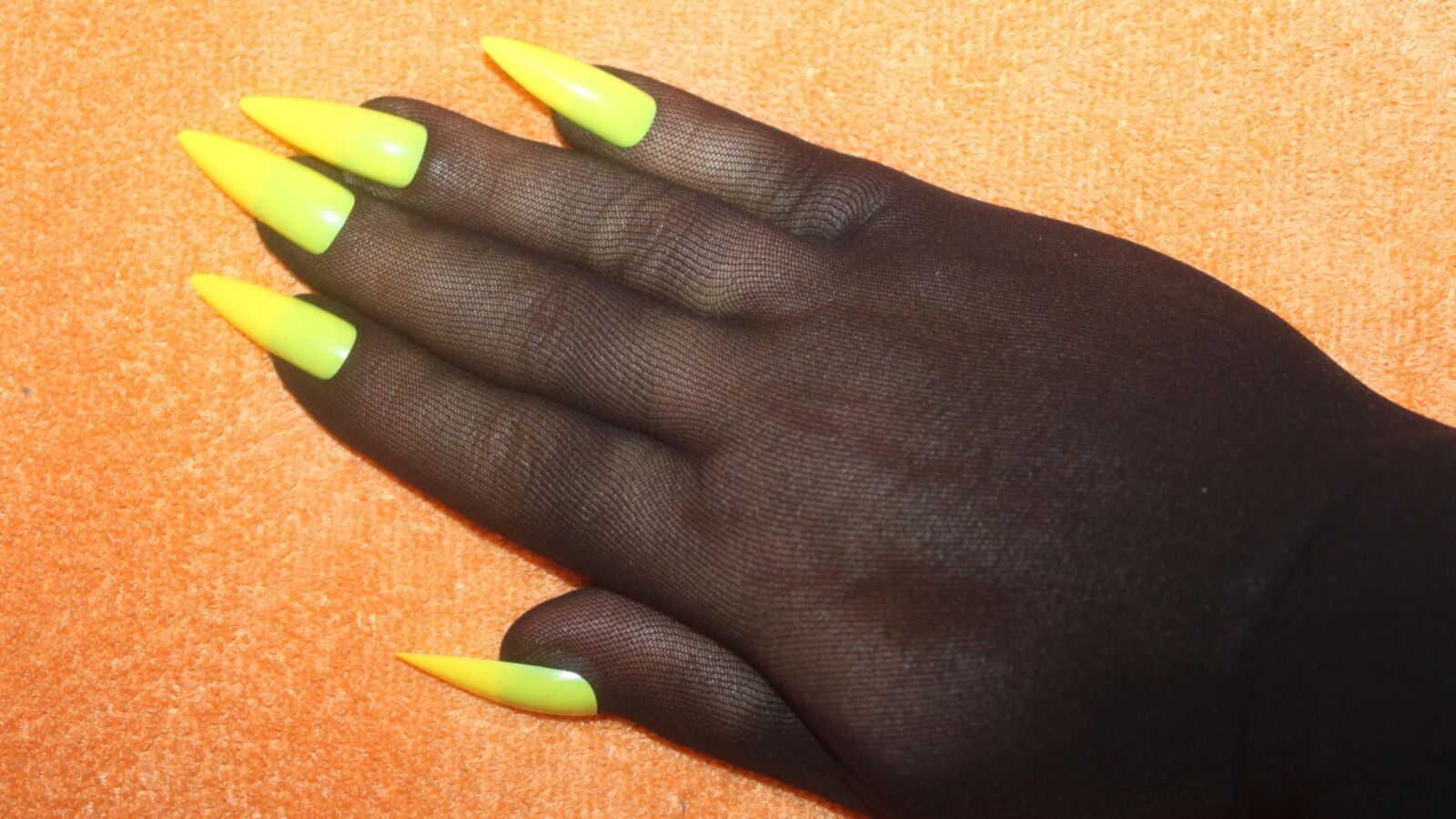 Guantes con clavos de amarillos: