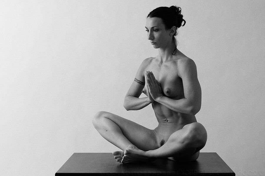 Wenona mostrando su cuerpo de ajuste desnudo, edición en blanco y negro