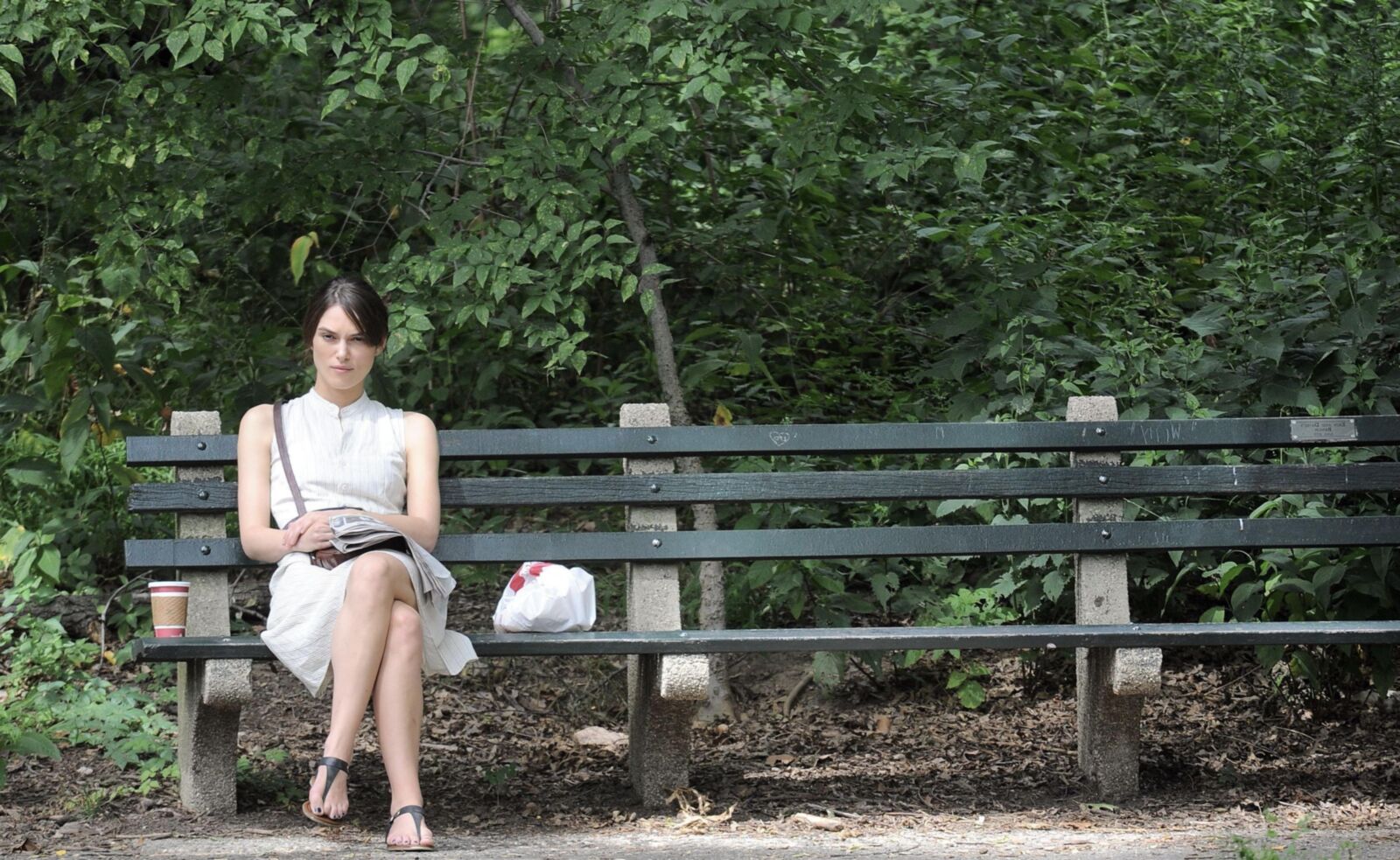 キエラと公園の彼女の新聞