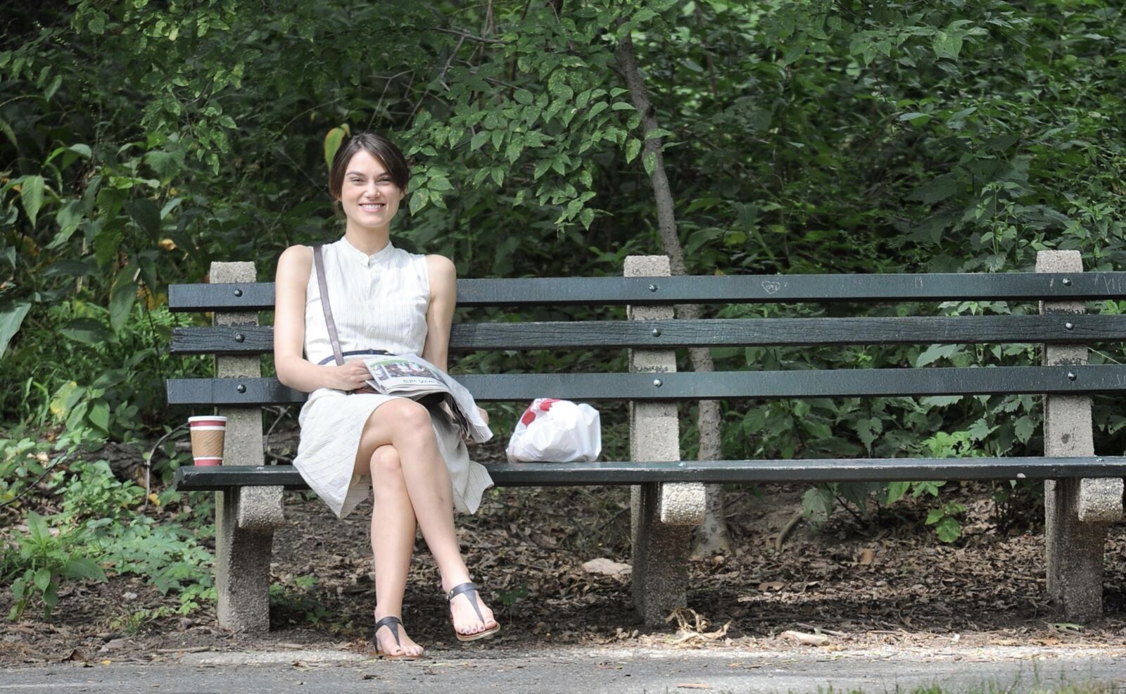 キエラと公園の彼女の新聞