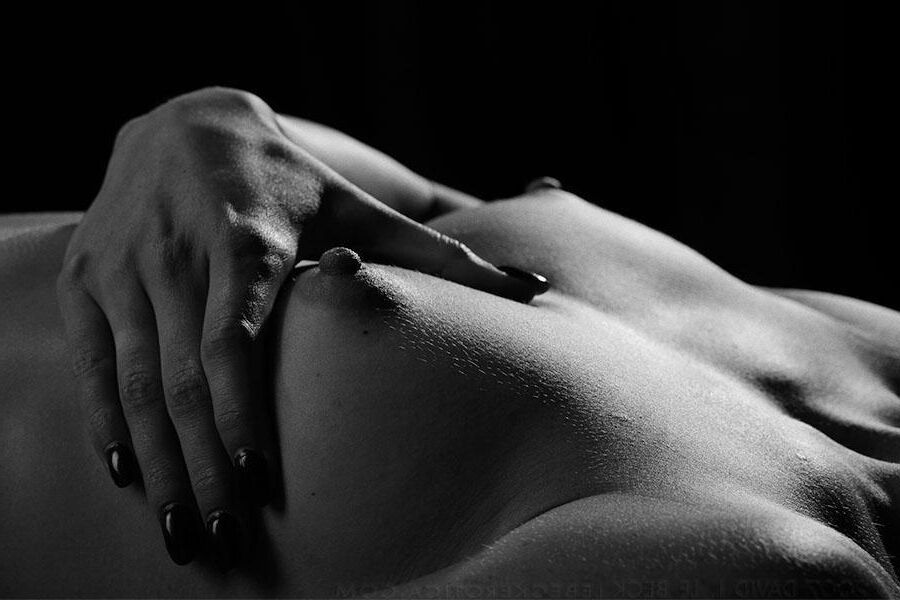 Wenona mostrando su cuerpo de ajuste desnudo, edición en blanco y negro