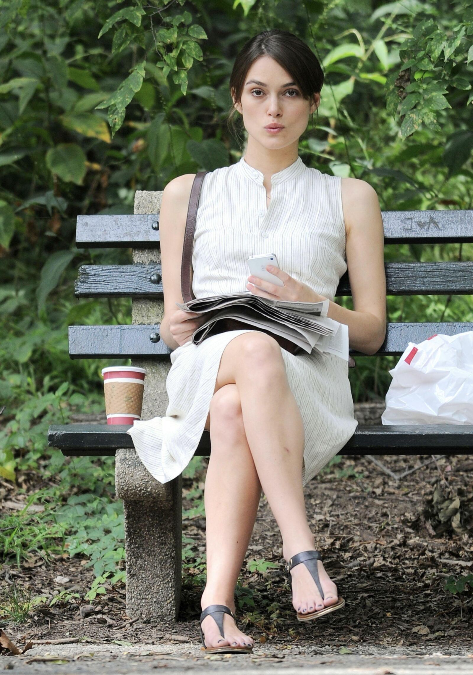 キエラと公園の彼女の新聞