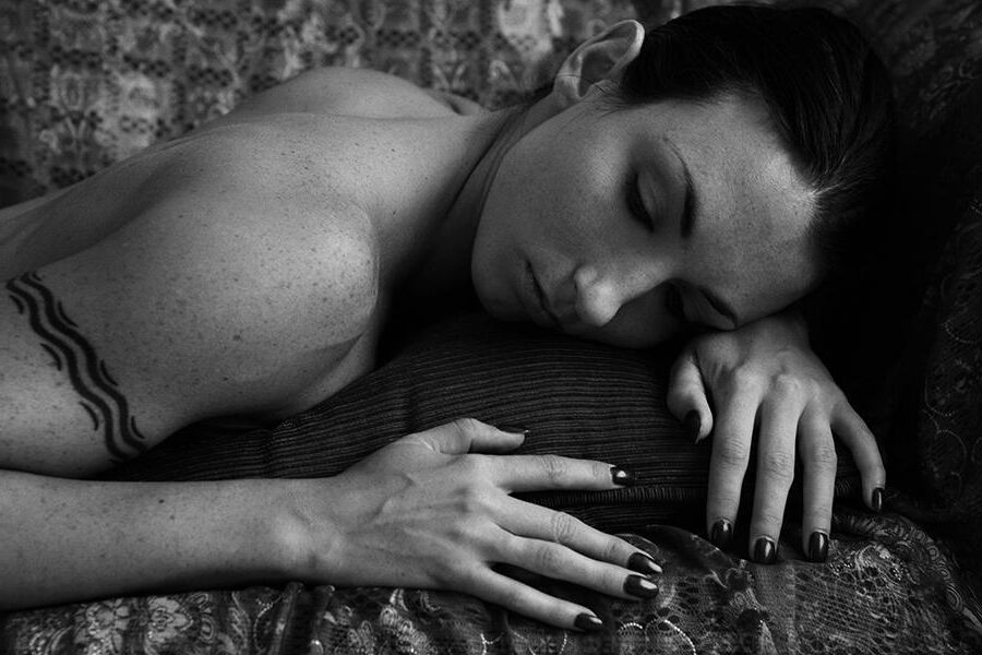 Wenona mostrando su cuerpo de ajuste desnudo, edición en blanco y negro