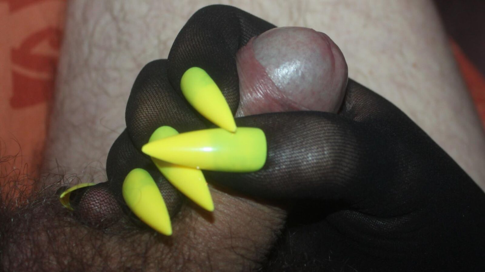 Guantes con clavos de amarillos:
