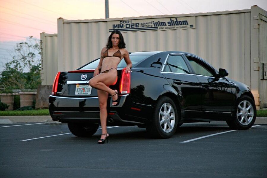 Wenona Muscle Mommy's Outdoors Pics (desnudos, bikini, sexy)