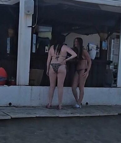 休暇中の2人の率直な10代の若者がそれをskinせたり、分厚いものを手に入れたりする