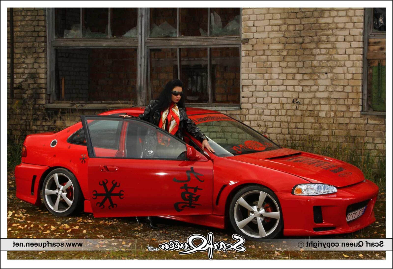 スカーフとスポーツカー