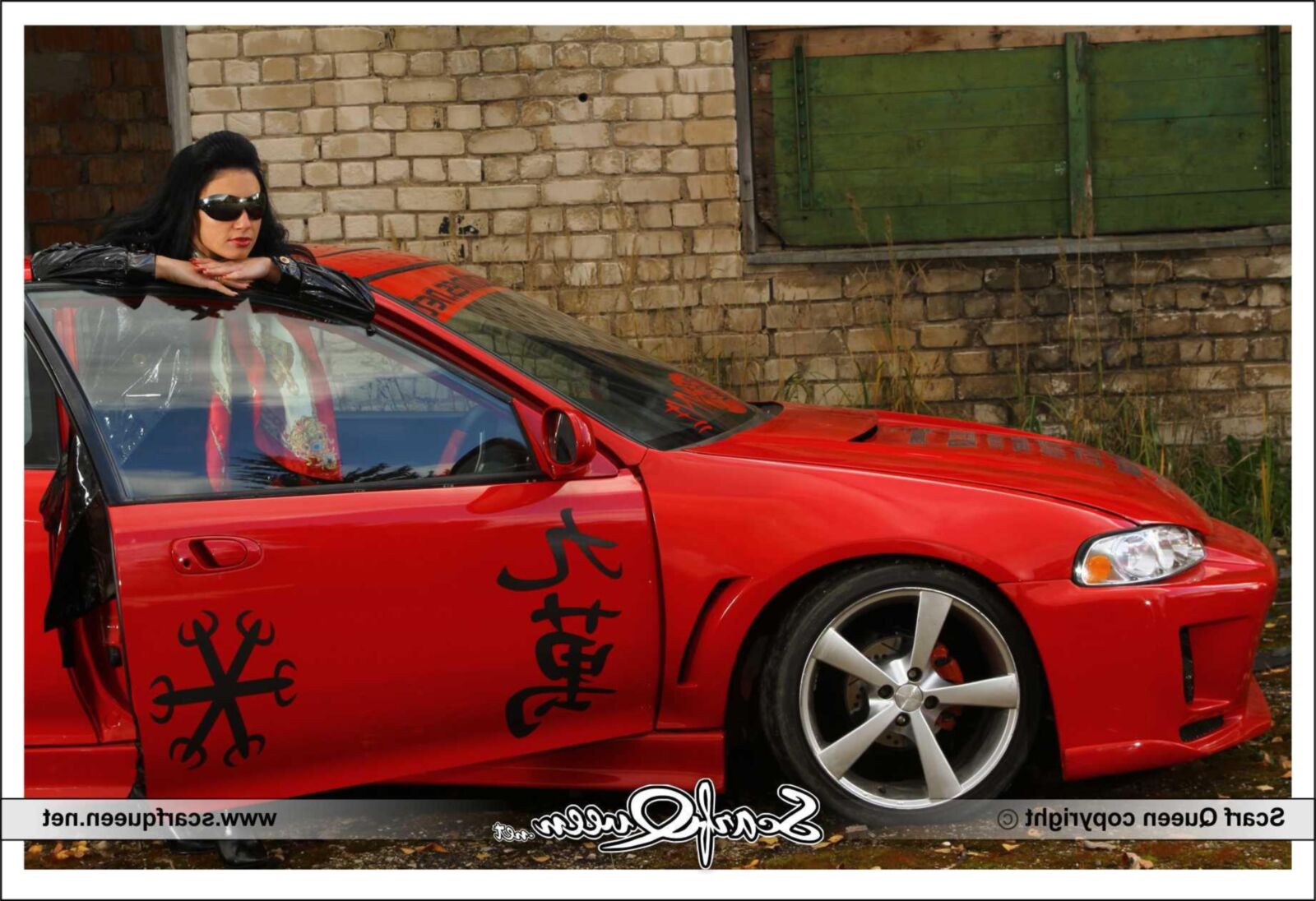 スカーフとスポーツカー