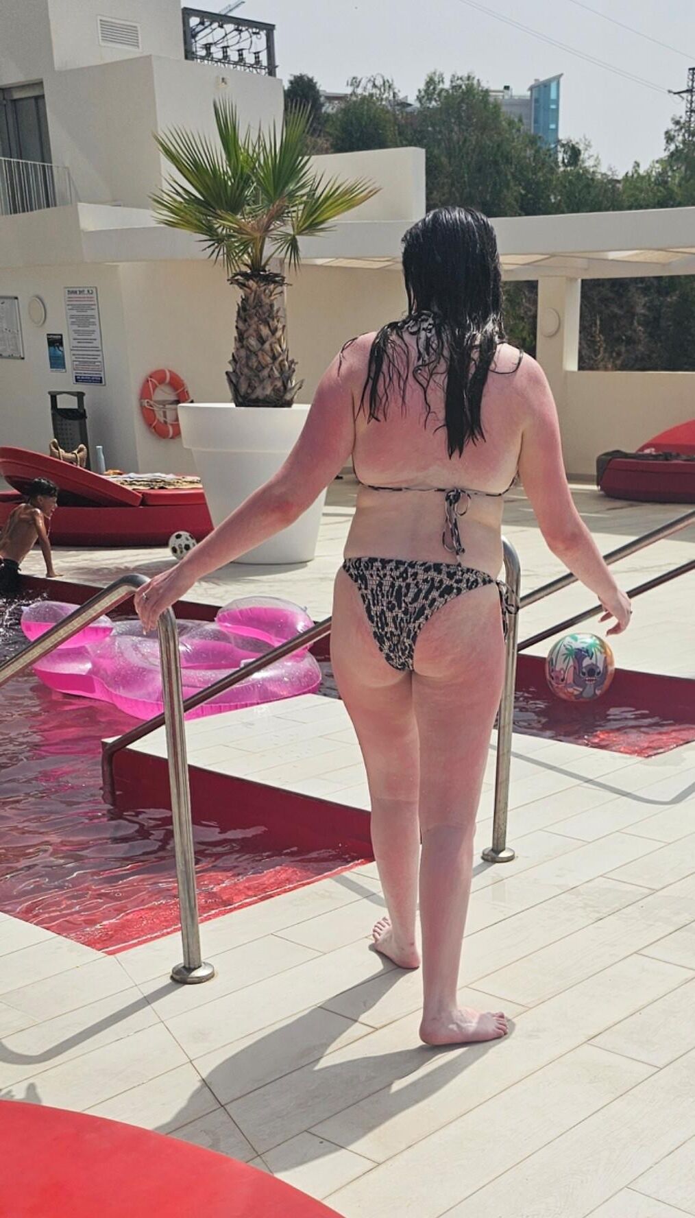 休暇中の2人の率直な10代の若者がそれをskinせたり、分厚いものを手に入れたりする