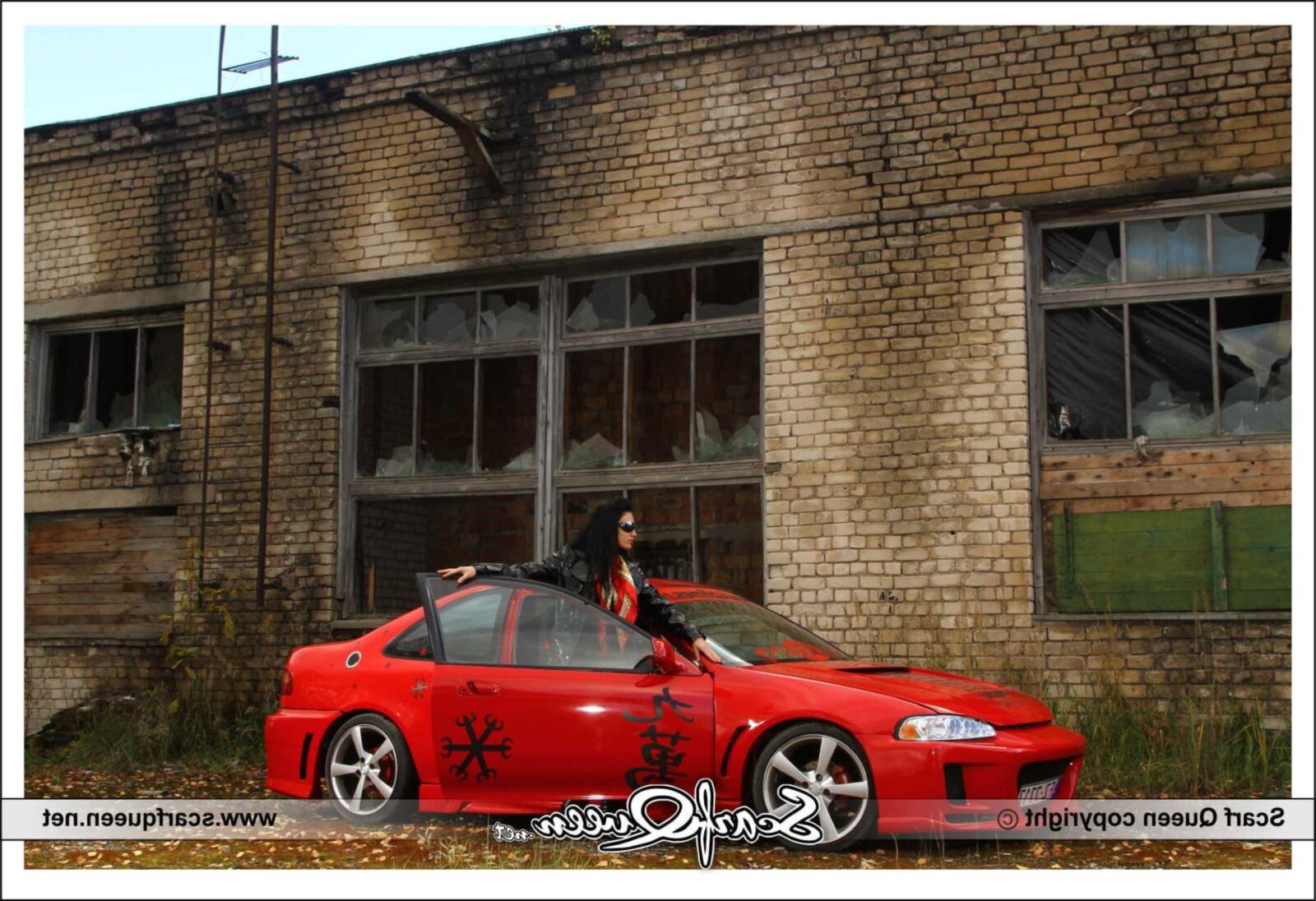 スカーフとスポーツカー