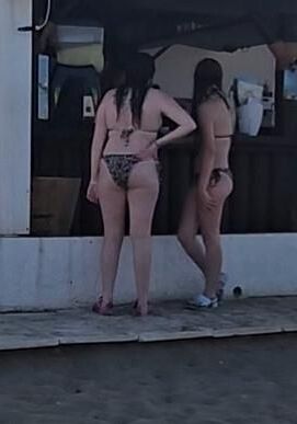休暇中の2人の率直な10代の若者がそれをskinせたり、分厚いものを手に入れたりする