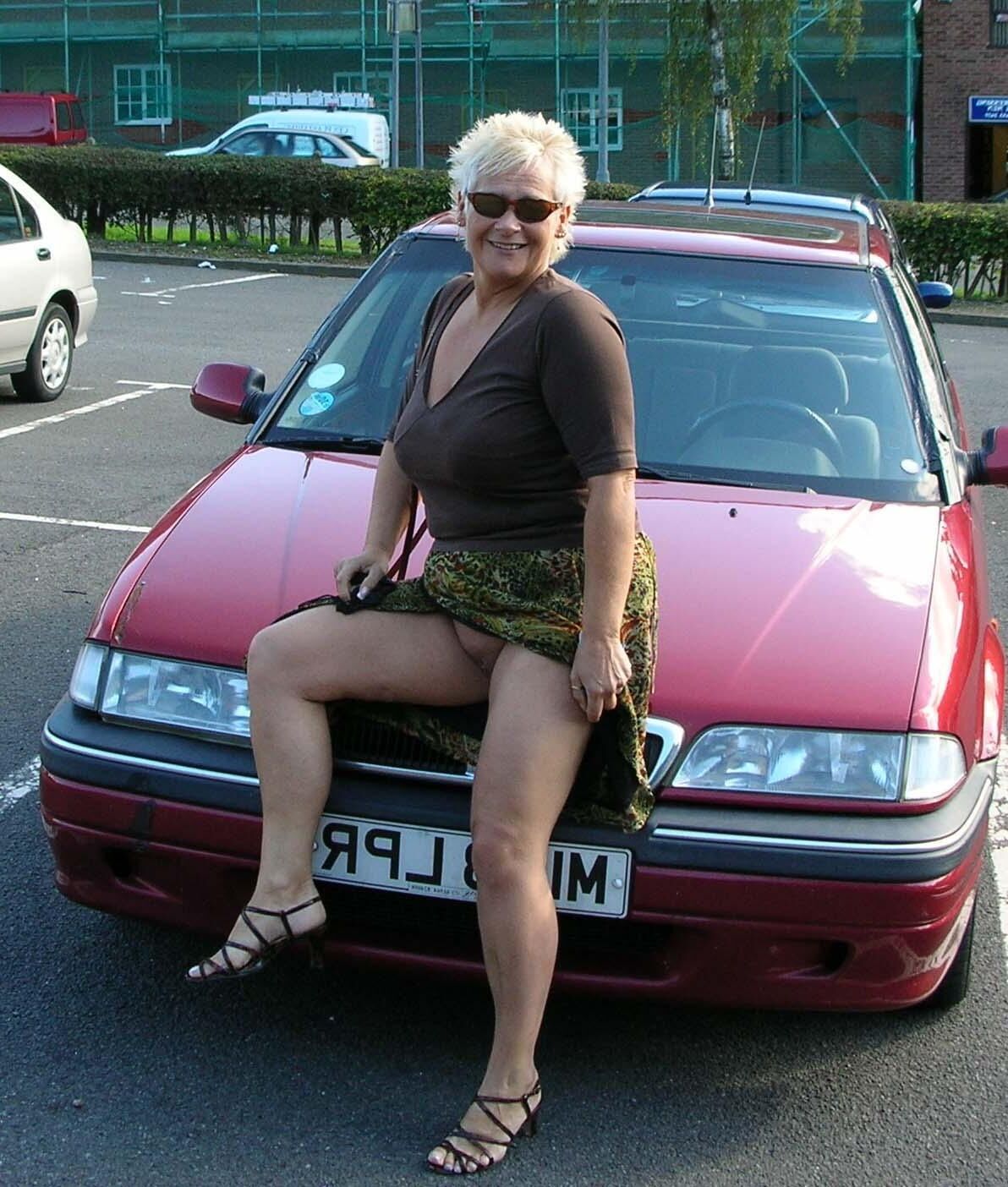 女性とその車（in、and and on ...）