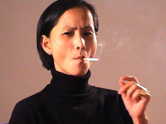彼女は喫煙者